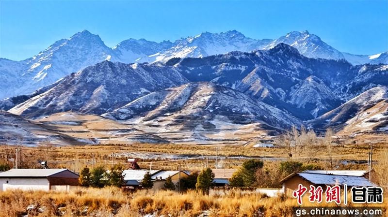 初冬时节祁连山下风景静谧如画